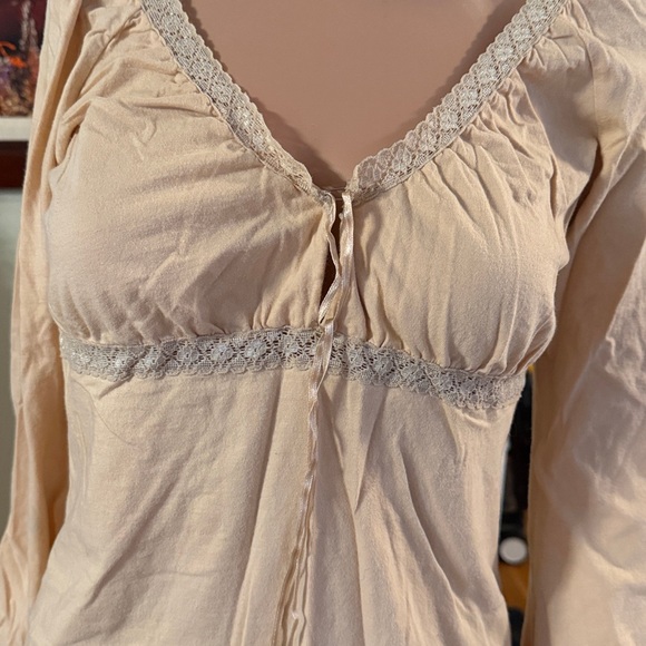 Express Cream Lace-Trim Long Sleeve V-Neck Top - Picture 7 of 8